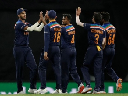IND vs SA : Washington Sundar has tested positive for Covid-19 and is now a doubtful starter for the three-match ODI series against South Africa   | IND vs SA : भारताच्या अष्टपैलू खेळाडूला कोरोनाची लागण, वन डे मालिकेत खेळण्याची शक्यता कमी