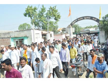 Uniq felicitation of retired army persion; Procession in the village | सेवानिवृत्त सैनिकाचा स्वगावी असाही सत्कार; गावातून काढली मिरवणूक