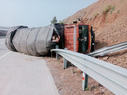 Driver fell asleep on Samriddhi Car hits divider 2 seriously injured | 'समृद्धी’वर चालकाला डुलकी लागली; कार डिव्हायडरला धडकली, २ जण गंभीर जखमी