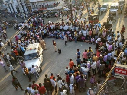 Parking lot creat troubles to traders ; agitation at washim | वाशिम येथे व्यापाऱ्यांना पार्कींगचा त्रास;  व्यापाऱ्यांचे कडकडीत बंद आंदोलन