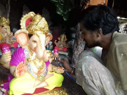 Ganesha idols get expensive as raw materials cost more post GST | कच्च्या मालाच्या किंमतीत वाढ झाल्याने गणेश मूर्ती महागणार