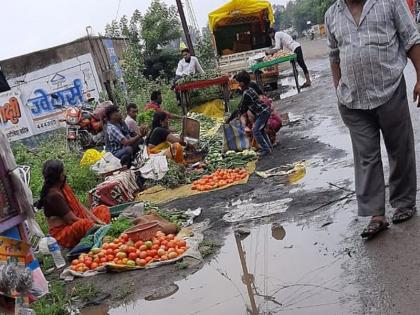 Washim: Muddy vegetable market; Inconvenience to customers! | वाशिम : चिखलात भरला भाजीबाजार; ग्राहकांची गैरसोय!