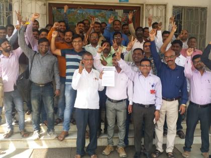 clerical organization agitation for various demands at Washim | वाशिम येथे विविध मागण्यांसाठी लिपिकवर्गीय संघटनेचे धरणे