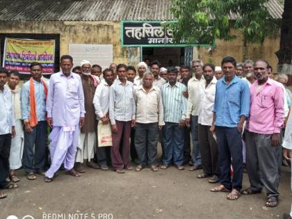 Bank account error; Farmers hit Manora Tahsil office! | बँक खात्यात त्रूटी; शेतकरी धडकले मानोरा तहसिल कार्यालयात !