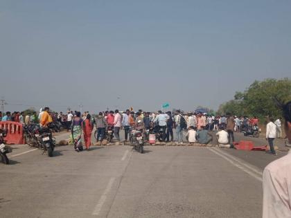 Imasas going to fields crushed by trucks Villagers blocked the national highway | शेतात जाणाऱ्या ईसमास ट्रकने चिरडले; ग्रामस्थांनी रोखला राष्ट्रीय महामार्ग