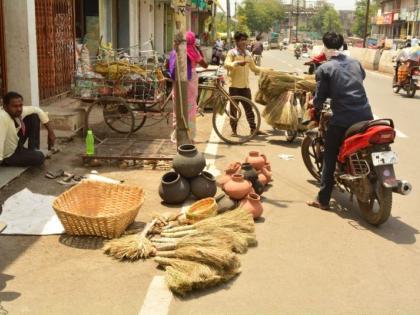 Customer waiting for material purchase | साहित्य खरेदीसाठी ग्राहकांची प्रतिक्षा