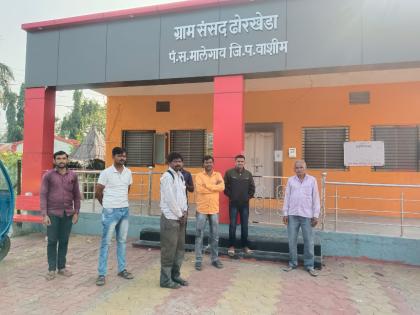 Sarpanch staff united Gram panchayats were locked | सरपंच, कर्मचारी एकवटले; ग्रामपंचायतींना कुलूप ठोकले!