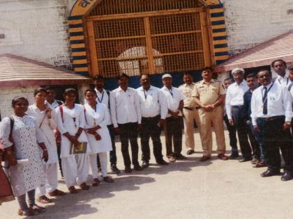 law College students visit the Washim Jail | विधी महाविद्यालय विद्यार्थ्यांची वाशिम कारागृहास भेट