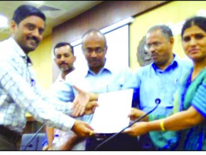 social worker felicitated on behalf of Water Foundation in Washim | वाशिममध्ये पाणी फाऊंडेशनच्या वतीने जलरत्नांचा सत्कार 