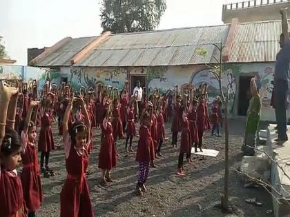 Shirpur: School of Zilla Parish, giving students regular yoga lessons | शिरपूर: विद्यार्थ्यांना नियमित योगाचे धडे देणारी जिल्हा परिषदेची शाळा