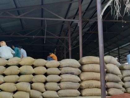 In market committees traders grain on top insteid farmers | बाजार समित्यांमधील ओट्यांवर शेतकऱ्यांऐवजी व्यापाऱ्यांचा माल