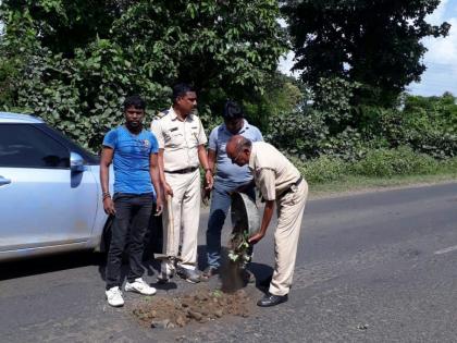 police Patholes on the National Highway | पोलिसांनी बुजविले राष्ट्रीय महामार्गावरील खड्डे