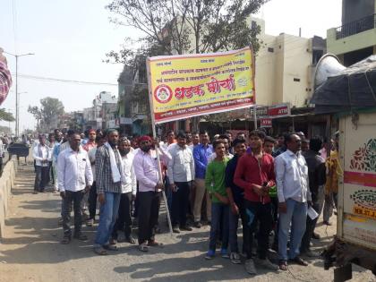 Construction workers rally on Risod Tahsil for the auctioned auction | रेतीघाट लिलावासाठी बांधकाम कामगार धडकले रिसोड तहसिलवर