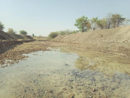 Water comes in the nallah during the work of trenching | खोलीकरणाच्या कामादरम्यान नाल्यात आले पाणी 