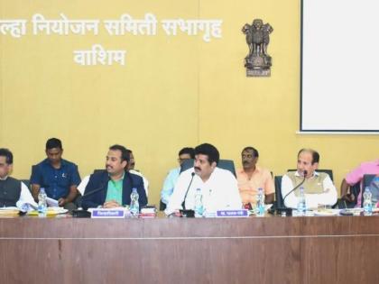 102 crore draft plan approval in Washim District Planning Committee meeting | वाशिम जिल्हा नियोजन समितीच्या सभेत १०२ कोटींच्या प्रारूप आराखड्यास मंजूरी