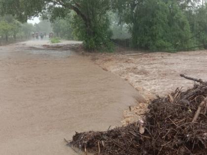 Rain everywhere Rivers and streams flow | वाशिममध्ये आणखी तीन दिवस पावसाचा अंदाज: लेंढी नदीला पूर, वाशिम तालुक्यातही पाऊस मनसोक्त बरसला