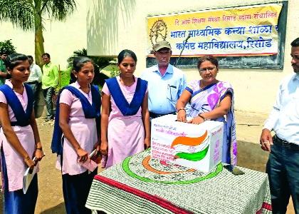 The girls sent to the soldiers on the border! | विद्यार्थिनींनी सीमेवरील सैनिकांना पाठविल्या राख्या!