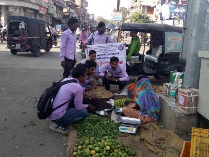 Public awareness on the issue of plastic ban by students | व्यावसायिकांसह ग्राहकांशी संवाद साधून  विध्यार्थी करताहेत प्लास्टिकबंदीबाबत जनजागृती