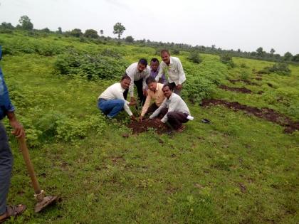 plantation done by the villagers in Washim district | वाशिम जिल्ह्यात श्रमदानातून जलसंधारणाची कामे करणाऱ्या ग्रामस्थांनी केले वृक्षारोपण