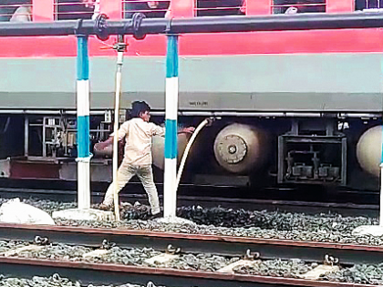 Child labor to fill the water at the railway station! | रेल्वे स्थानकावर पाणी भरण्यासाठी बाल कामगार!