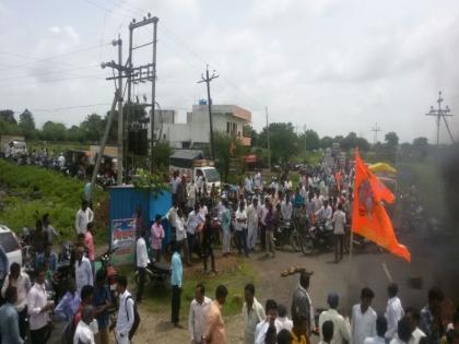 Maratha Reservation Protest: Tire burns at Risod in Washim district, traffic jam on highway | Maratha Reservation Protest : वाशिम जिल्ह्यातील रिसोड येथे टायर जाळले, महामार्गावरील वाहतूक ठप्प