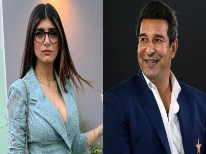 Mia Khalifa spotted with Pakistan legend Wasim Akram, see here photo | पाकिस्तानचा दिग्गज वसीम अक्रमसोबत दिसली मिया खलिफा; चाहत्यांनी घेतली शाळा