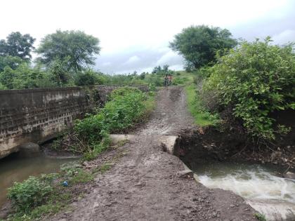 road dammaged in flood; problem faces by villagers | बोराळा जहाँगिर येथील रस्ता पुरात वाहून गेल्यामुळे शेतकऱ्यांचे हाल !