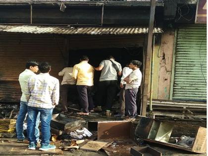 Loss of millions of burnt fire in two shops in Vasmat | वसमत येथे आगीत दोन दुकाने भस्मसात होऊन लाखोंचे नुकसान