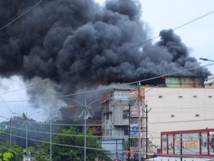 Massive fire breaks out at godown on Vasmat Road in Parbhani; Smoke rises, crowds gather on the scene | परभणीमध्ये वसमत रस्त्यावर गोडाऊनला भीषण आग; धुराचे लोट पसरले, रस्यावर बघ्यांची गर्दी
