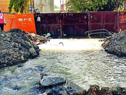 Due to burst of water line millions of liters water wasted in Nagpur | नागपुरात जलवाहिनी फुटल्याने लाखो लिटर पाण्याची नासाडी