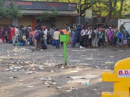 Shocking:- Social Distancing goes for toss in Thane, Waste flooded over roads during LockDown-SRJJ | धक्कादायक, सोशल डिस्टंसिंगची ऐशी तैशी, ठाण्यात पसरतेय घाणीचे साम्राज्य