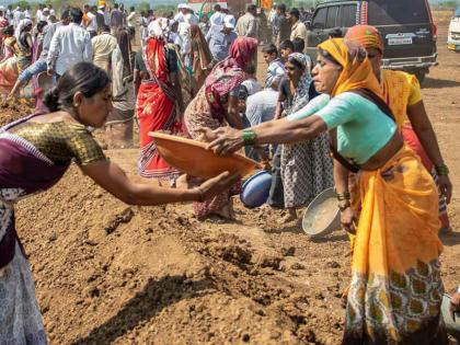 Water Cup Competition 2018 - Solapur district will have a stock of 1,820 million liters of water | वॉटर कप स्पर्धा २०१८ - सोलापूर जिल्ह्यात १ हजार ८२० कोटी लिटर पाण्याचा साठा होणार