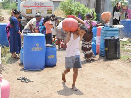 Deep shortage of water in Solapur; Solarpunkers have to make a move if tankers come! | सोलापुरात पाण्याची टंचाई; टँकर आल्यास सोलापूरकरांना करावी लागतेय धावपळ !