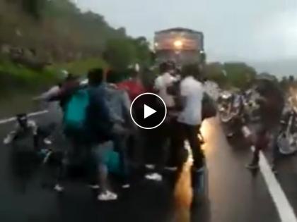 Watch the video of a young man dancing on the horn of a truck | VIDEO: काय ती पोरं, काय ट्रक अन् काय तो नागीन डान्स...एकदम हॉर्न 'नॉट' ओक्के!