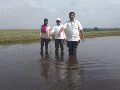 lightining strike on dry place and a few moments the water descended there; Incidents in Baramati taluka | कोरड्या माळरानावर वीज कोसळली अन् काही क्षणात तिथं गंगा अवतरली; बारामती तालुक्यातील घटना 