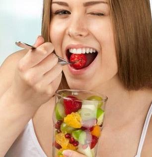 फळं खाल्ल्यानंतर लगेच पाणी पिण्याची सवय आहे का? पाहा काय होतात समस्या