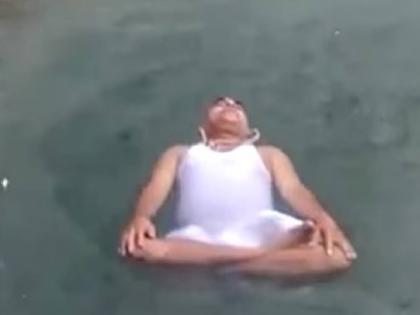 Hingoli News baba floating on the water is becoming famous | आता चर्चा पाण्यावर तरंगणाऱ्या बाबाची!