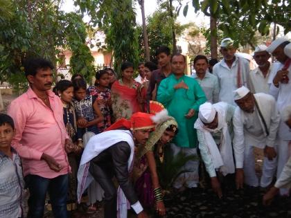 couple of the village work for water conservation in Mangarulpir taluka | मंगरुळपीर तालुक्यातील नवदाम्पत्येही सरसावली श्रमदानाला  