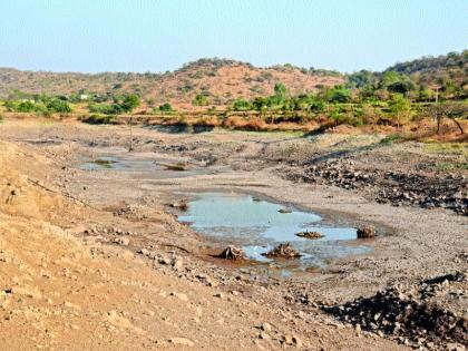 Water level reductions, wandering villagers; Sugarcane pond is dry | पाणीपातळीत घट, ग्रामस्थांची भटकंती; गुळाणीचा तलाव पडला कोरडा