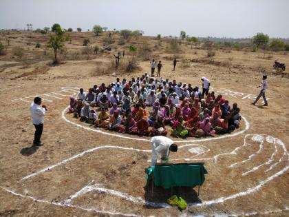 Shramdan made GST officials family for the watercup competition | वॉटरकप स्पर्धेसाठी जीएसटी अधिकाऱ्यांनी परिवारासह केले श्रमदान