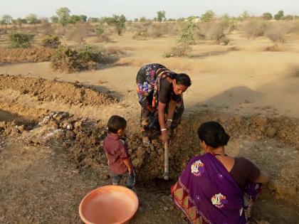 The wave of labor in the villages of Mangrulpir taluka; Women work with children | मंगरुळपीर तालुक्यातील गावांत श्रमदानाची लाट ; मुलाबाळांसोबत महिलांचे श्रमदान