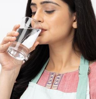 जेवणाआधी की नंतर, कोणती आहे पाणी पिण्याची योग्य वेळ? सायन्स आणि आयुर्वेद काय सांगतं?