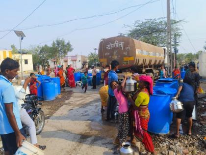 Due to drought in Satara district, Migration of citizens for water | सातारा जिल्ह्यात दुष्काळामुळे भीषण स्थिती, नागरिकांची पाण्यासाठी दाहीदिशा भटकंती