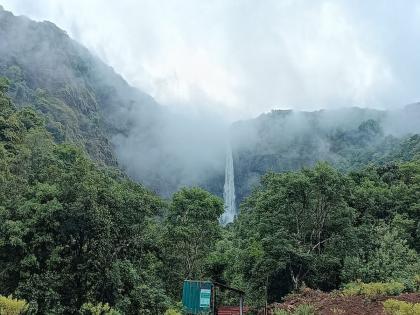 Satara: The famous Ozarde waterfall flows from Navja in Patan taluk | Satara: पाटण तालुक्यातील नवजा येथील प्रसिद्ध ओझर्डे धबधबा प्रवाहित