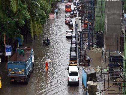 Mumbaikars face 'dilemma' due to rain; Three-hour torrential downpours cause waterlogging in many areas | Mumbai Rains: पावसामुळे मुंबईकरांची ‘कोंडी’; तीन तास पडलेल्या कोसळधारांनी अनेक भागात पाणी साचले