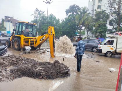 The main water line of Aurangabad city burst again; The Pune team stopped the leakages at ten places | मुख्य जलवाहिनी पुन्हा फुटली; पुण्याच्या पथकाने दहा ठिकाणचे लिकेज केले बंद