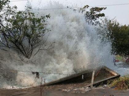 huge wastage of water after pipeline damaged in latur | दुष्काळात तेरावा; लातूरमध्ये पाईपलाईन फुटून लाखो लिटर पाणी वाया