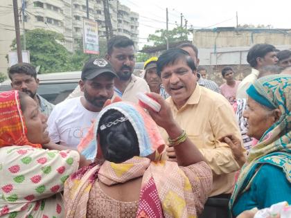 Citizens suffering from water shortage surrounded the municipal officials, tried to block the road | पाणीटंचाई ग्रस्त नागरिकांनी महापालिका अधिकाऱ्यांना घातला घेराव, रास्ता रोकोचा प्रयत्न