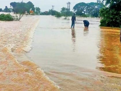 East Vidarbha is flooded, crops are in short supply in half of the state | पूर्व विदर्भात पूरच पूर, निम्म्या राज्यात पिके आतुर