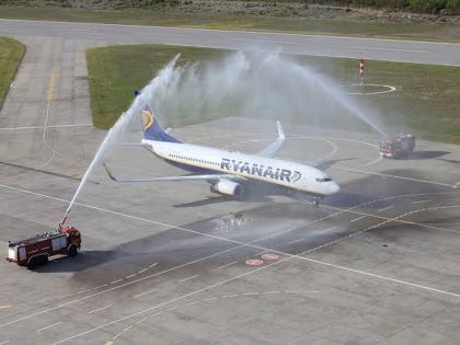 Did You Know When Water Salutes are Used in the Aviation Industry? | विमानाला पाण्याने सलामी कधी आणि का दिली जाते? तुम्हाला काय वाटतं?